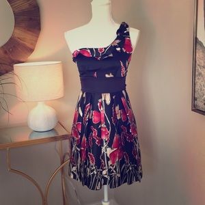 Black and red satin-y one shoulder dress. Gorg!